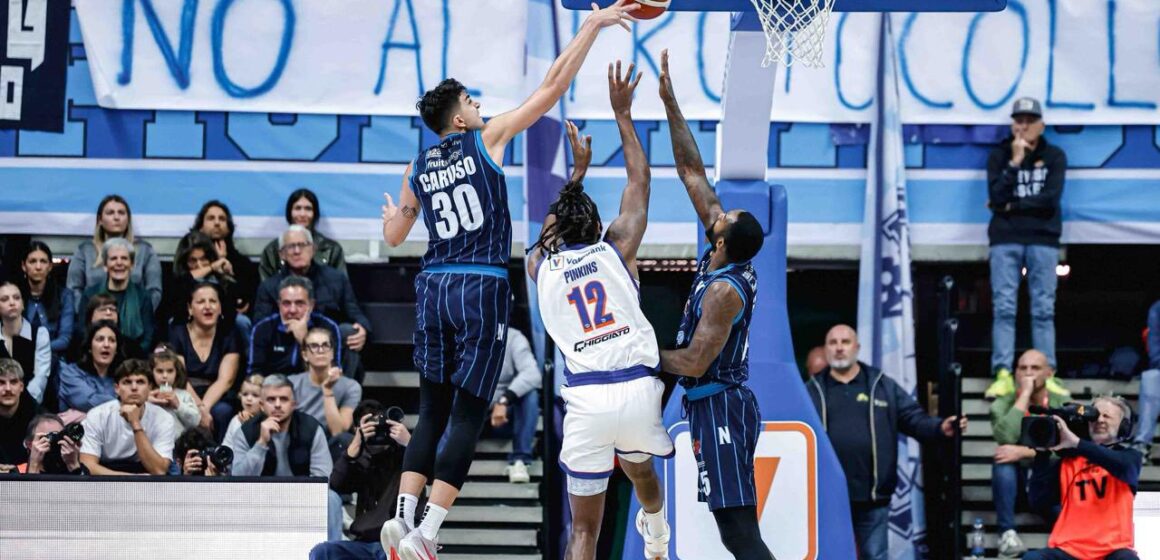 caruso napoloi basket Secondo match casalingo per il Napoli Basket. Nel pomeriggio arriva all’Alcott Arena Reggio Emilia. Diretta tv alle 17,30 su LBA TV