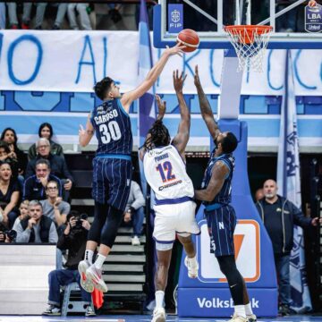 caruso napoloi basket Secondo match casalingo per il Napoli Basket. Nel pomeriggio arriva all’Alcott Arena Reggio Emilia. Diretta tv alle 17,30 su LBA TV