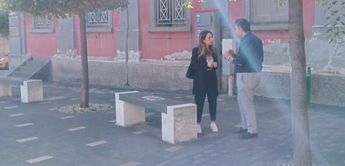 ilardo e riccardi in piazza libertà cercola - ore 12 09 Cercola. Ufficio elettorale chiuso, imbufaliti i cittadini. Assessore Annunziata Ilardo ‘chiacchiera’ in piazza con un dipendente in servizio: era autorizzato dal dirigente?