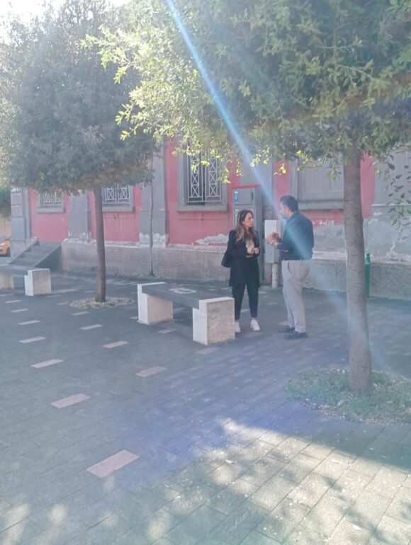 ilardo e riccardi in piazza libertà cercola - ore 12 09 Cercola. L’assessore Annunziata Ilardo invoca il rispetto della privacy, risponde il direttore di TuttoVesuvio: foto con il dipendente Riccardi in piazza scattata in rispetto del diritto di cronaca