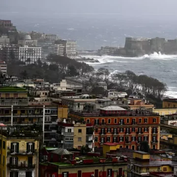 maltempo napoli Maltempo in Campania, compreso il Vesuviano, da stasera è allerta per temporali.