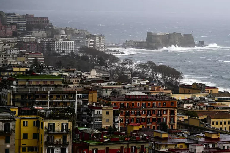 maltempo napoli Maltempo in Campania, compreso il Vesuviano,  da stasera è allerta per temporali.