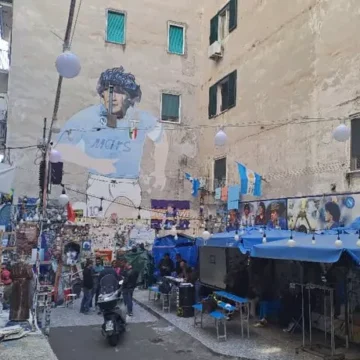 Napoli. Controlli contro l’abusivismo commerciale al Largo Maradona: esercenti convocati per percorso regolarizzazione