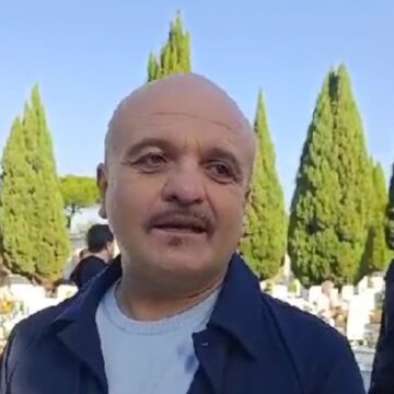 VIDEO – Scambio di battute tra l’inviato di TuttoVesuvio e Peppe Iodice al cimitero consortile per le riprese del suo film