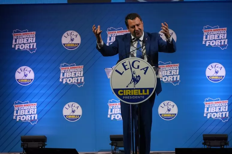 salvini a napoli Matteo Salvini:  CircumVesuviana da commissariare, ipotizzo gestione diretta delle Ferrovie dello Stato!