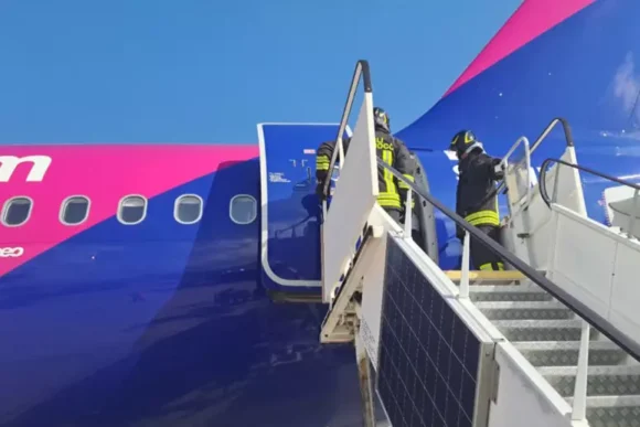Atterraggio di sicurezza a Napoli per un volo Sharm-Roma. C’era anche la stampa a seguito della Meloni