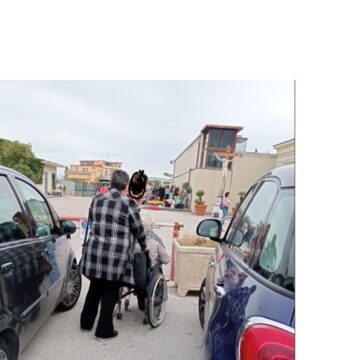 signora in carrozzella impedita al cimitero Anziani e disabili  in carrozzina bloccati dalle transenne all’ingresso del cimitero consortile. Niente navette: parte male  la settimana della commemorazione dei defunti