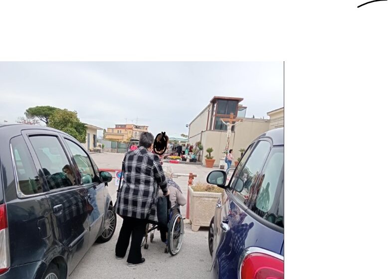 Anziani e disabili  in carrozzina bloccati dalle transenne all’ingresso del cimitero consortile. Niente navette: parte male  la settimana della commemorazione dei defunti