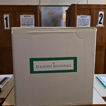 urna elezioni regionali Venti liste a Napoli, 6 i candidati a presidente di Regione. Cirielli e Fico 8 liste a testa