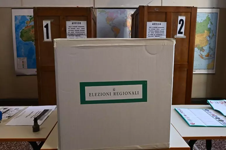 urna elezioni regionali Venti liste a Napoli, 6 i candidati a presidente di Regione. Cirielli e Fico 8 liste a testa