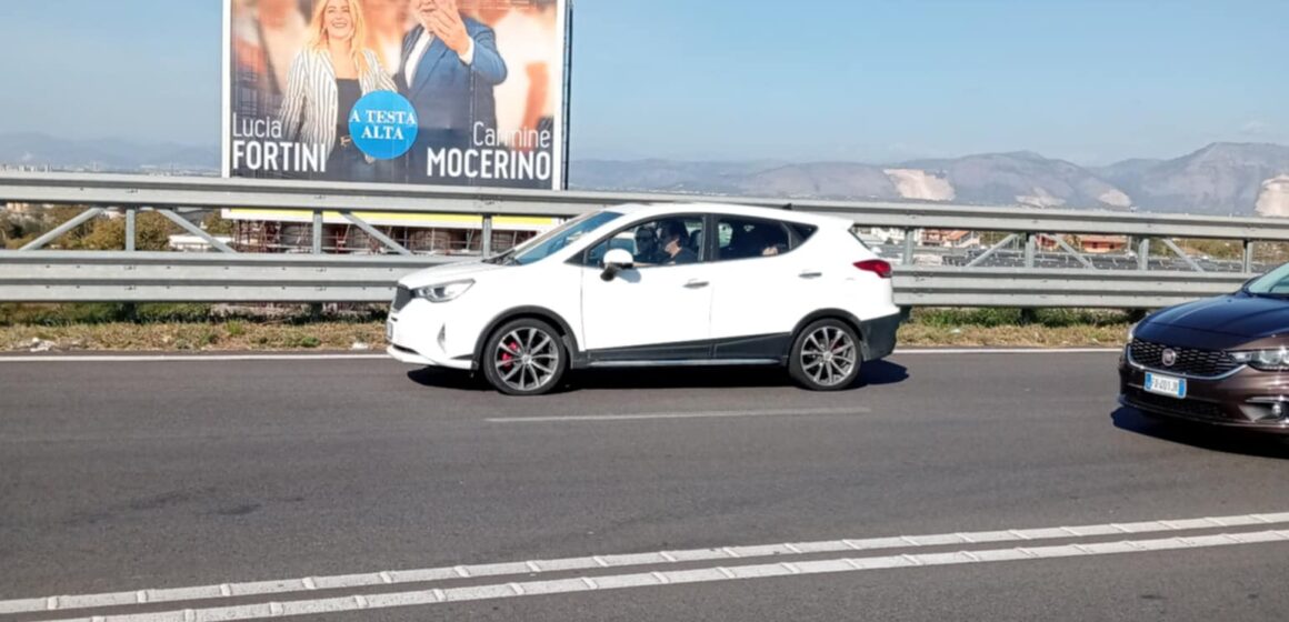 1 mocerino fortini manifesto 268 Mocerino-Fortini, ‘A Testa Alta’ sulla ‘Statale della Morte’. Maximanifesto elettorale ‘killer'(?) piomba sulla Statale del Vesuvio – SS 268. Violato Codice della Strada e la legge di propaganda elettorale?