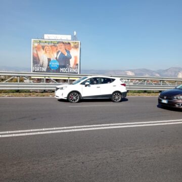 1 mocerino fortini manifesto 268 Mocerino-Fortini, ‘A Testa Alta’ sulla ‘Statale della Morte’. Maximanifesto elettorale ‘killer'(?) piomba sulla Statale del Vesuvio – SS 268. Violato Codice della Strada e la legge di propaganda elettorale?