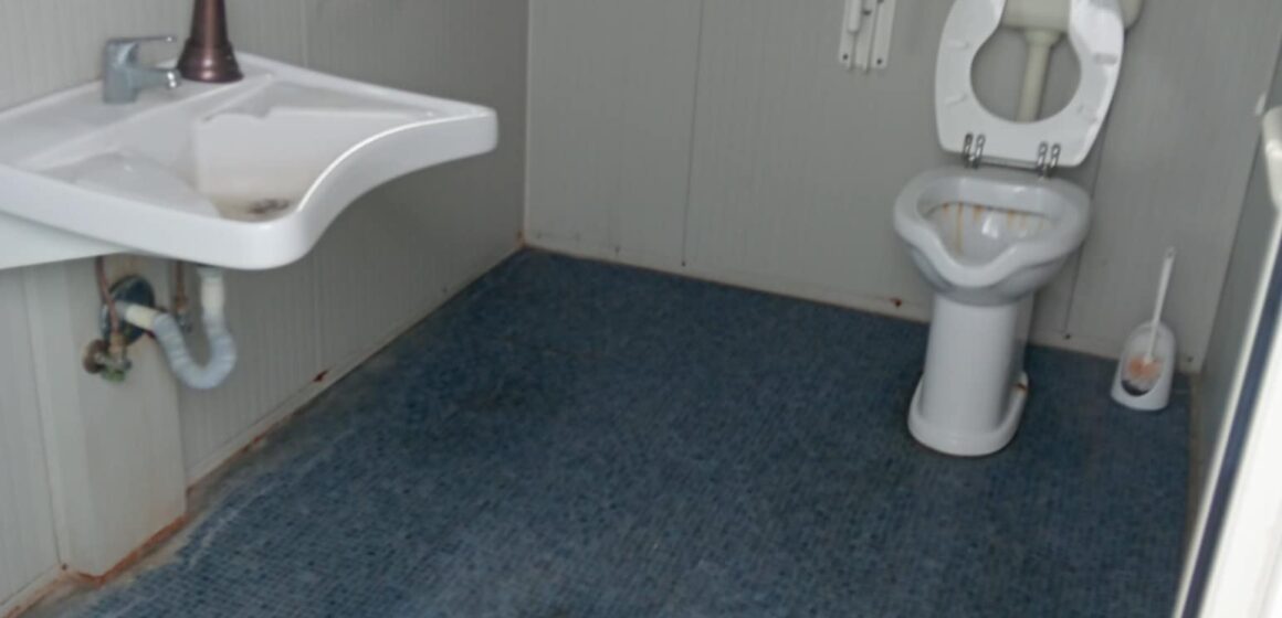 bagno dissestato - cimitero consortile Inaccessibile da un anno il bagno per i diversamente al cimitero consortile, pavimento dissestato. Protestano i genitori