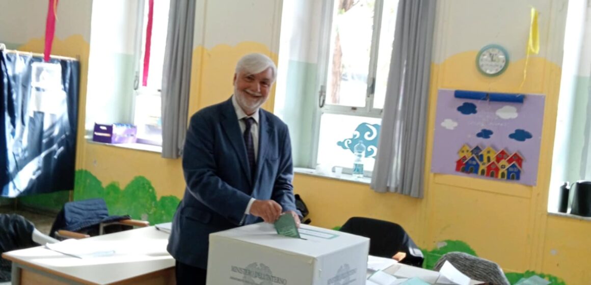Cercola.  Nicola Campanile ha votato alle 13,40 allo storico seggio della Scuola De Luca Picione