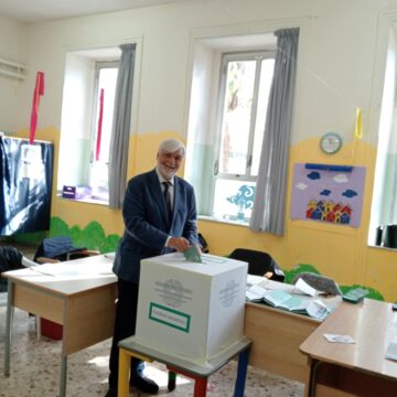 campanile ha votato a cercola Cercola. Nicola Campanile ha votato alle 13,40 allo storico seggio della Scuola De Luca Picione