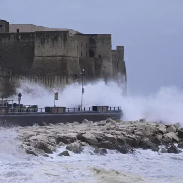 casrel dell'ovo maltyempo napoli Temporali in Campania, prorogata allerta. Forte pioggia fino alle 14 di domani poi si attenua