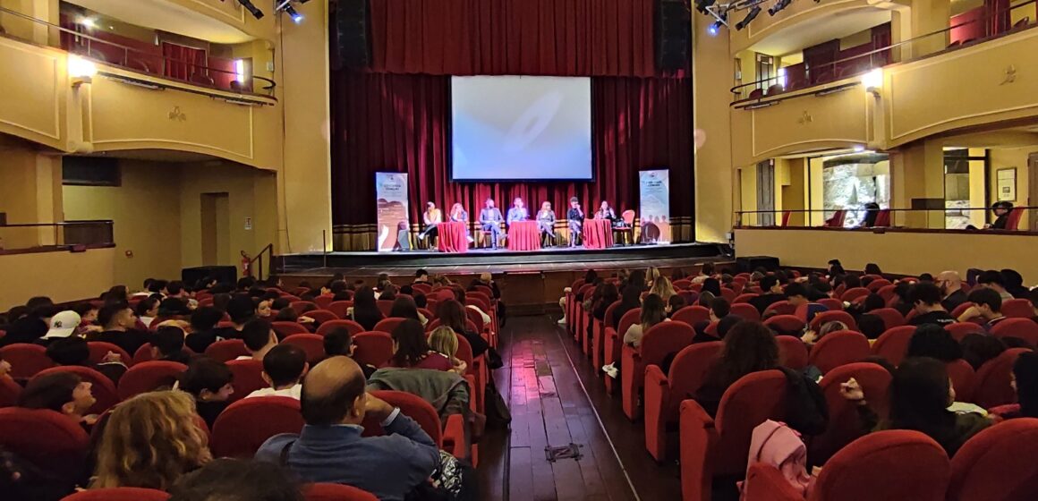 donne in gioco Napoli. “Donne in gioco: un calcio agli stereotipi di genere” – Grande partecipazione al Teatro Trianon Viviani