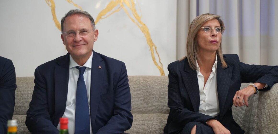 Brusciano. Sala gremitissima a Villa Ruggiero per Lea Romano (Fratelli d’Italia) e Edmondo Cirielli. Lea Romano: “La politica? Un atto d’amore in cui il sogno diventa impegno”