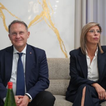 Brusciano. Sala gremitissima a Villa Ruggiero per Lea Romano (Fratelli d’Italia) e Edmondo Cirielli. Lea Romano: “La politica? Un atto d’amore in cui il sogno diventa impegno”