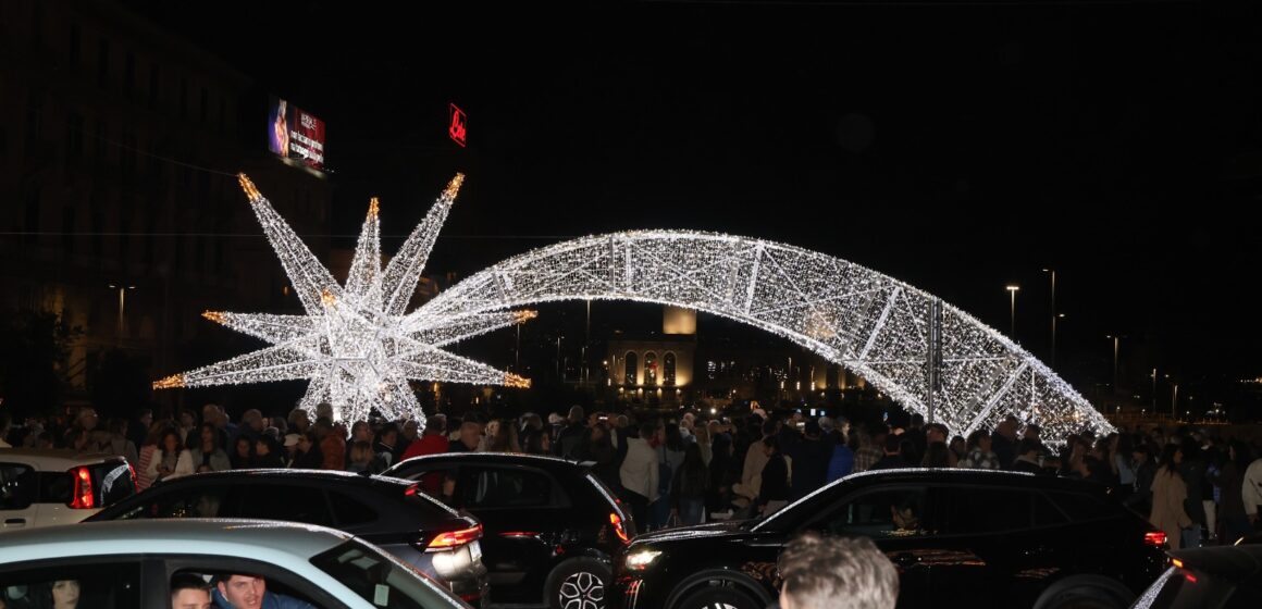 illuminiamo napoli 2025 “Illuminiamo Napoli 2025”: accese le luminarie natalizie in città
