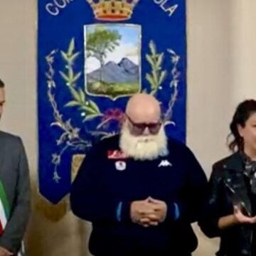 Emilio Perrella, alias lo Stallone di Cercola, riceve riconoscimento dal Comune. E’ stato scelto tra i volti iconici di Napoli dall’artista J.R nella mostra alle Gallerie d’Italia “Napoli, chi sei ?”