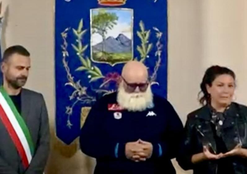 lo stallone di cercola sindaco rossi e assessore manzo Emilio Perrella, alias lo Stallone di Cercola, riceve riconoscimento dal Comune. E’ stato scelto tra i volti iconici di Napoli dall’artista J.R nella mostra alle Gallerie d’Italia “Napoli, chi sei ?”