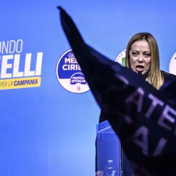 meloni palapartenope Giorgia Meloni al comizio: “Cirielli alternativa a voltagabbana e fritture di pesce”