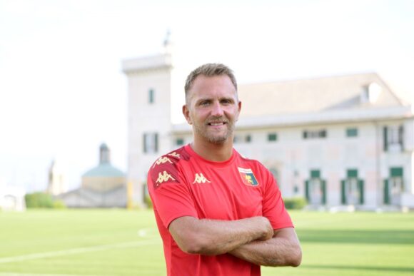 mimmp criscito Mimmo Criscito in panchina contro il Sassuolo con il suo Genoa. L’ex calciatore della nazionale sostituirà momentaneamente (?) Patrick Viera alla guida tecnica dei rossoblù