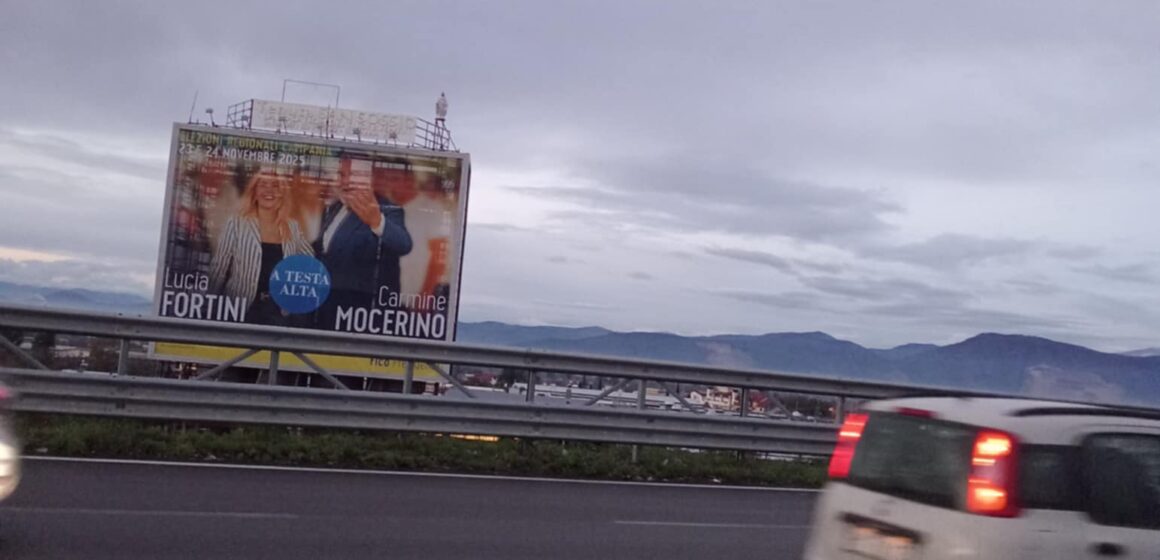 mocerino manifesto a Il sabato di silenzio elettorale non colpisce gli ‘invincibili’ Mocerino e Fortini, anche oggi svetta il maxi manifesto sulla Statale del Vesuvio. ‘Nessuno’ vede questa imbarazzante pubblicità elettorale