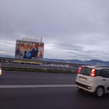 Il sabato di silenzio elettorale non colpisce gli ‘invincibili’  Mocerino e Fortini, anche oggi svetta il maxi manifesto sulla Statale del Vesuvio. ‘Nessuno’ vede questa imbarazzante pubblicità elettorale