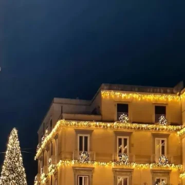Vico Equense accende la magia: al via L’Incanto del Natale 2025. Si parte con l’accensione dell’Albero in Piazza Umberto I il 3 dicembre