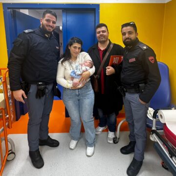 neonato salvato ppolizia cosap napoli Napoli. Salvato neonato di 13 giorni, provvidenziale corsa al Santobono degli agenti della Polizia del Commissariato Montecalvario. Pagano (Cosap): Questore riconosca ‘premio’ ai poliziotti
