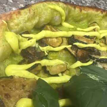 A Cercola, da ‘Non Solo Pizza’, puoi gustare la pizza “Non Solo Nerano” dello chef Vincenzo Scassera. Sta spopolando tra i giovani – VIDEO