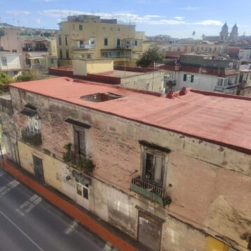 Cercola. Paura tra i cittadini, temono un crollo imminente del palazzo a via don Minzoni: tetto sfondato.  Piogge e terremoti alzano la tensione sociale
