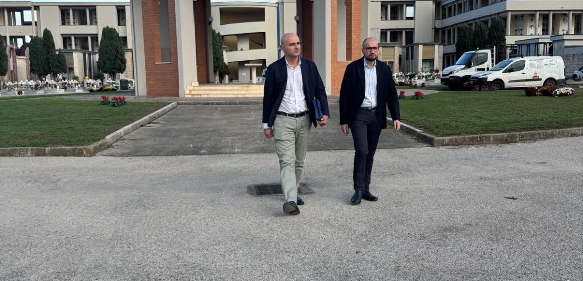 ruotolo e di costanzo al cimitero Volla. Cimitero, completati gli interventi di manutenzione e riattivati i quattro ascensori, vicesindaco Carmine Ruotolo “La dignità dei luoghi della memoria è una priorità”. Tutto pronto per la commemorazione dei defunti