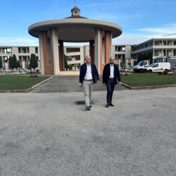 ruotolo e di costanzo al cimitero Volla. Cimitero, completati gli interventi di manutenzione e riattivati i quattro ascensori, vicesindaco Carmine Ruotolo “La dignità dei luoghi della memoria è una priorità”. Tutto pronto per la commemorazione dei defunti