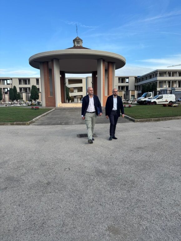 ruotolo e di costanzo al cimitero Volla. Cimitero, completati gli interventi di manutenzione e riattivati i quattro ascensori, vicesindaco Carmine Ruotolo “La dignità dei luoghi della memoria è una priorità”. Tutto pronto per la commemorazione dei defunti