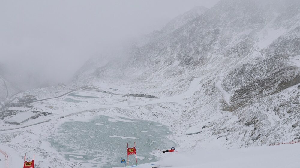 Sci alpino, slalom gigante maschile di Coppa del mondo, a Soelden Sci. Giada D’Antonio, napoletana di San Sebastiano al Vesuvio, continua a crescere. Stupisce anche in gigante, arriva 7^ con il pettorale 71 nella gara FIS sulle nevi di Pfleders. Presto in Coppa Europa?