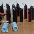 29 ordigni, tra ‘bombe’ e ‘cipolle’, trovati in auto con due bambini a bordo. Scoperti ad un posto di blocco dai Carabinieri della Tenenza di Cercola. Arrestati i genitori