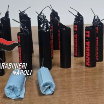 FOTO ANSA CARABINIERI NAPOLI - SEQUESTRATI ORDINGI AUTO TENENZA CERCOLA 29 ordigni, tra ‘bombe’ e ‘cipolle’, trovati in auto con due bambini a bordo. Scoperti ad un posto di blocco dai Carabinieri della Tenenza di Cercola. Arrestati i genitori
