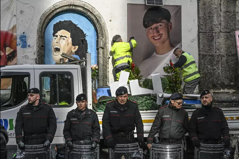 altarino boss Napoli. Rione Sanità, rimosso altarino dedicato a nipote boss 15enne ucciso un anno fa