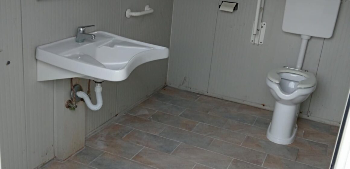 bagno rifatto diversamnili cimniteroconsortile cercola Rifatto il pavimento del bagno, i diversamente abili dopo un anno potranno ritornare al camposanto vesuviano per salutare i propri defunti. Grottesca storia di malamministrazione cimiteriale