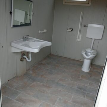 bagno rifatto diversamnili cimniteroconsortile cercola Rifatto il pavimento del bagno, i diversamente abili dopo un anno potranno ritornare al camposanto vesuviano per salutare i propri defunti. Grottesca storia di malamministrazione cimiteriale