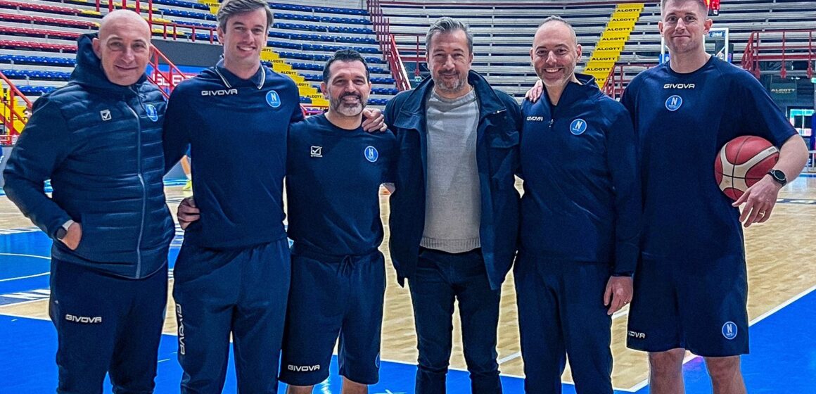 banchi al apalbarbutoi Napoli Baket. Luca Banchi, coach della Nazionale, fa visita agli azzurri al Palabarbuto, oggi Alcott Arena