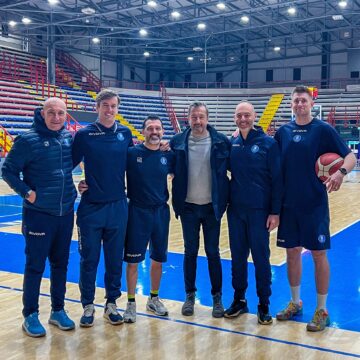 banchi al apalbarbutoi Napoli Baket. Luca Banchi, coach della Nazionale, fa visita agli azzurri al Palabarbuto, oggi Alcott Arena