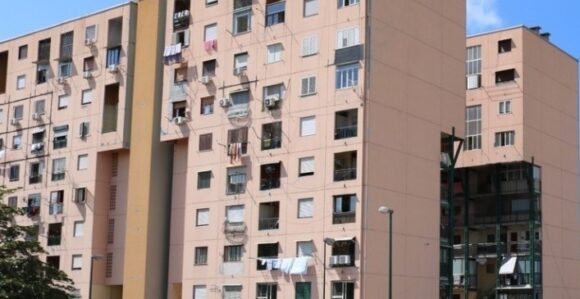 Napoli. Case comunali, crollo solaio a Barra:  evacuate due famiglie, nessun danno alle persone. Napoli Servizi sul posto