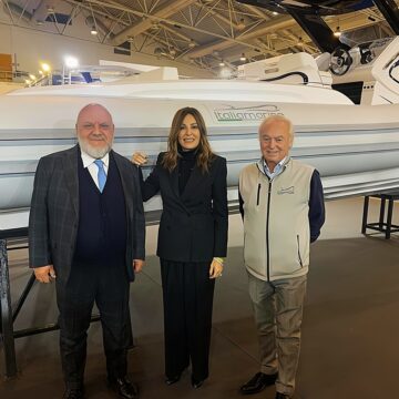 da sx. Fabio Casasoli (AD Fiera Roma), Daniela Santanchè (Min. Turismo) e Gennaro Amato (Pres. AFINA) Ministro Santanchè al Salone Nautico di Roma: “Fare squadra con altri Ministeri per favorire l’economia blu”