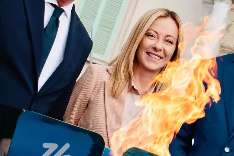 fiamma Milano Cortina 2026. Napoli accoglie fiamma olimpica, tra i tedofori anche Carlo di Borbone. Domani pomeriggio arriva in Piazza del Plebiscito