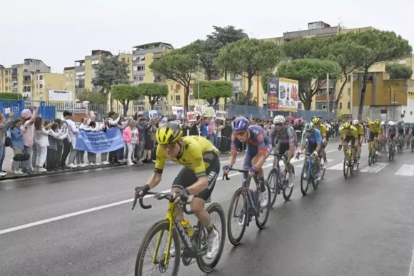 Giro d’Italia a Napoli anche nel 2026.  Il 14 maggio i ciclisti correranno tra Bagnoli, Posillipo e il lungomare