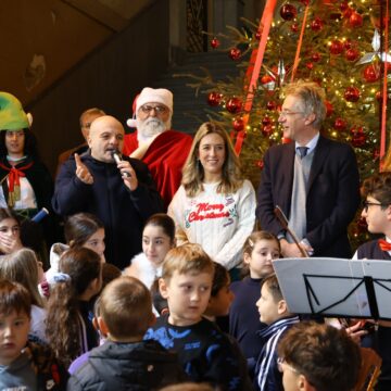 Napoli. “Giocattolo Sospeso 2025”: consegnati i doni ai bambini a Palazzo San Giacomo